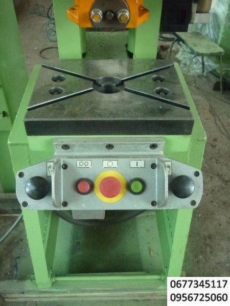 пресс кривошипный усилием 6,3 тонны модели КД2318 , Пресс кривошипный КД2118 настольный предназначен для штамповки деталей на провал, а также других операций штамповки с необходимым усилием до 6,3 тонн. Ход ползуна регулируемый, мм: 5/50 , Число ходов ползуна в минуту: 200 , Размеры стола, мм:  280×360 , Потребляемая мощность, кВт: 1,1 , Пресс может работать в нескольких режимах. 